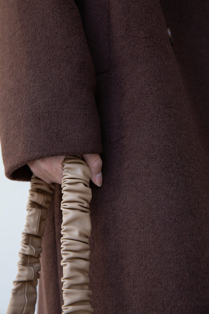 SCRUNCHED STRAP SHOULDER BAG in Dark Beige — alternate angle