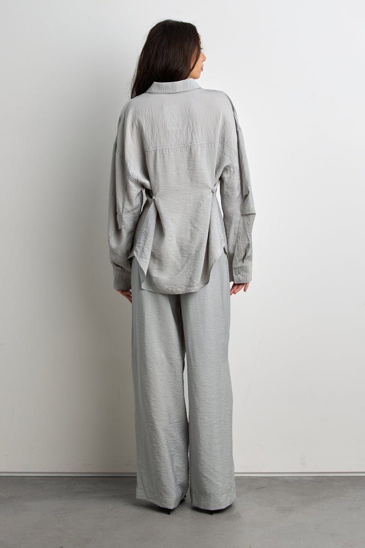 LIGHTWEIGHT CRINKLED SHIRT WITH BACK CINCHING BUTTONS in ULTIMATE GREY — alternate angle