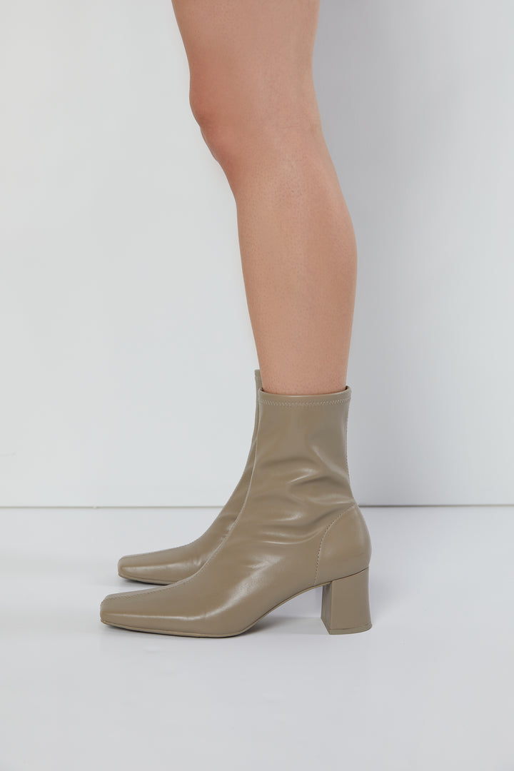 GLOVE BOOT in Taupe — alternate angle