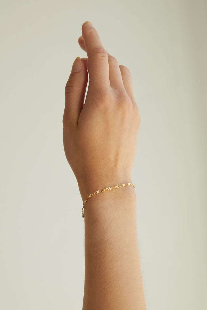 DAINTY BRACELET in Gold — alternate angle