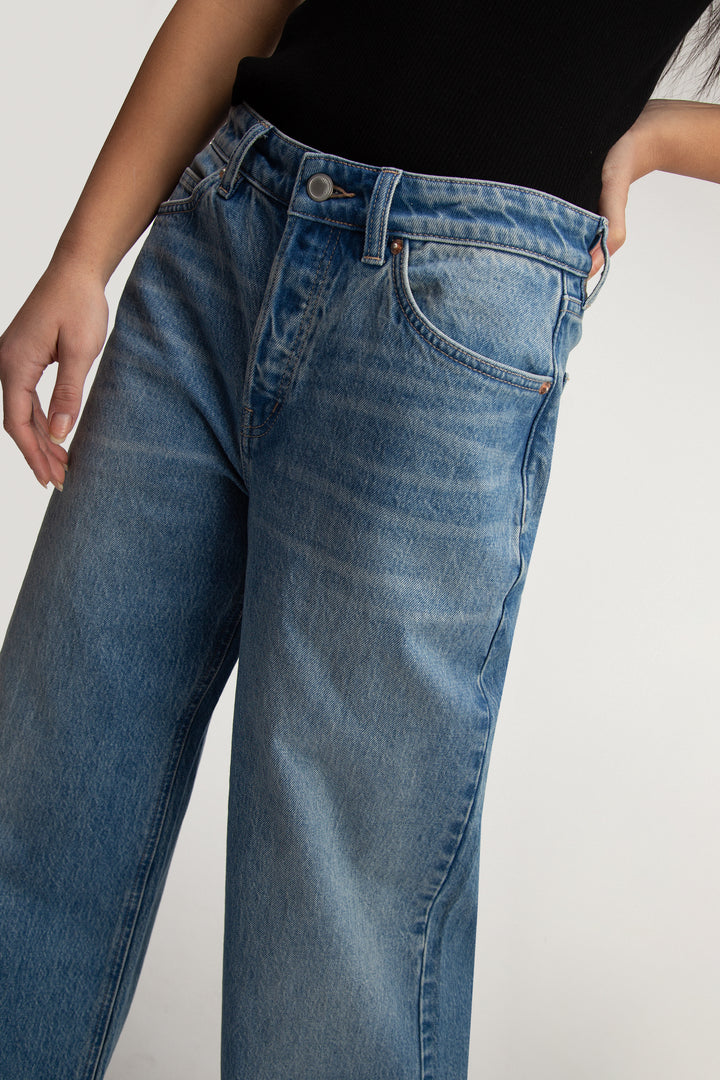 MID-RISE BAGGY WIDE LEG JEAN in Medium Vintage Blue — alternate angle