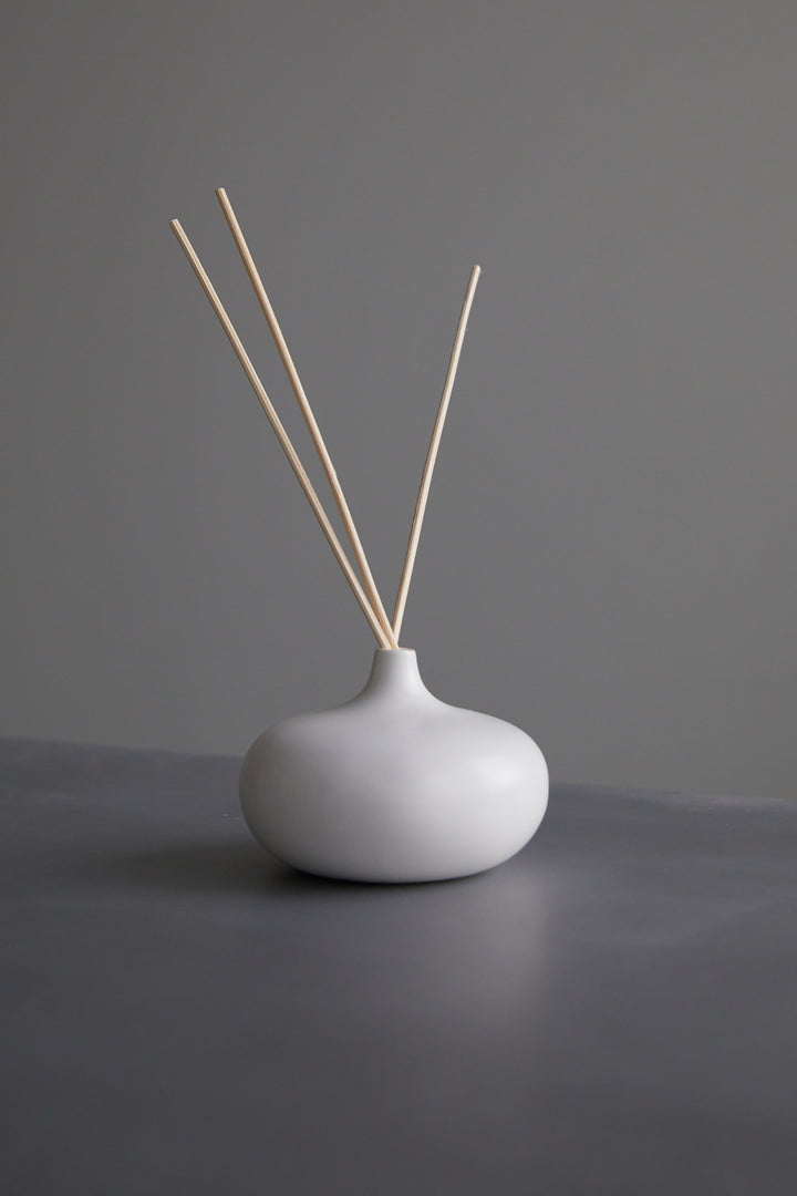 REED DIFFUSER - LOW in Linen — alternate angle