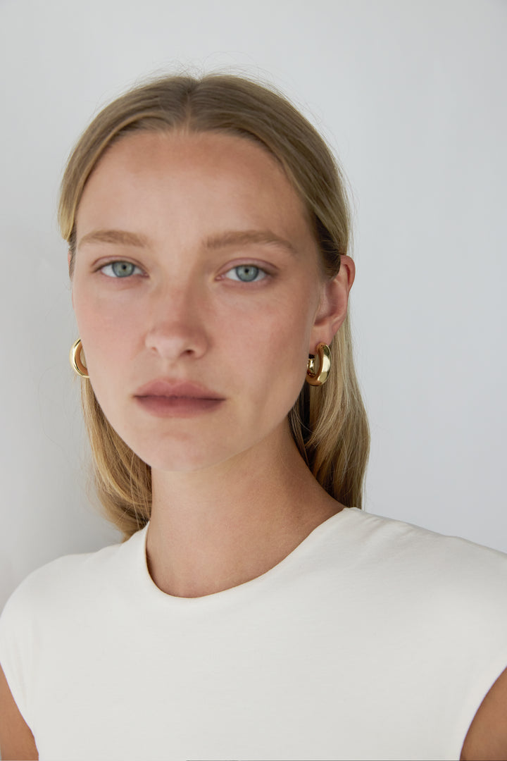 THICK HOOP EARRINGS in Gold — alternate angle