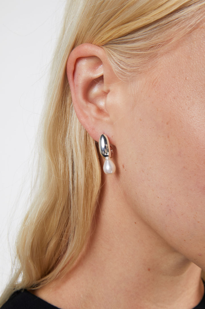 HOOP EARRINGS WITH WATER PEARLS in Silver — alternate angle