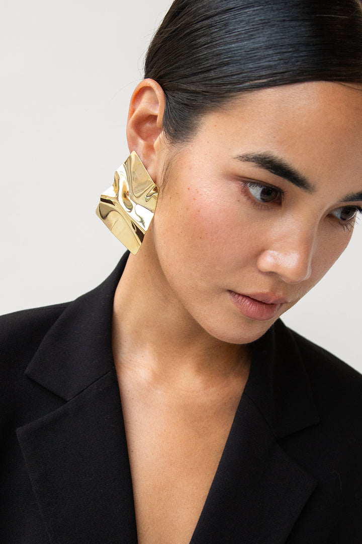 LARGE CRINKLED EARRING in Gold — alternate angle