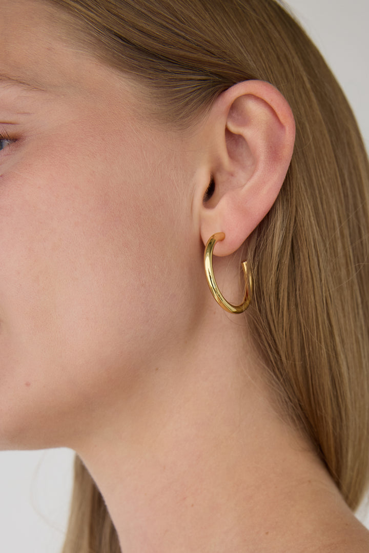 MEDIUM HOOPS in Gold — alternate angle