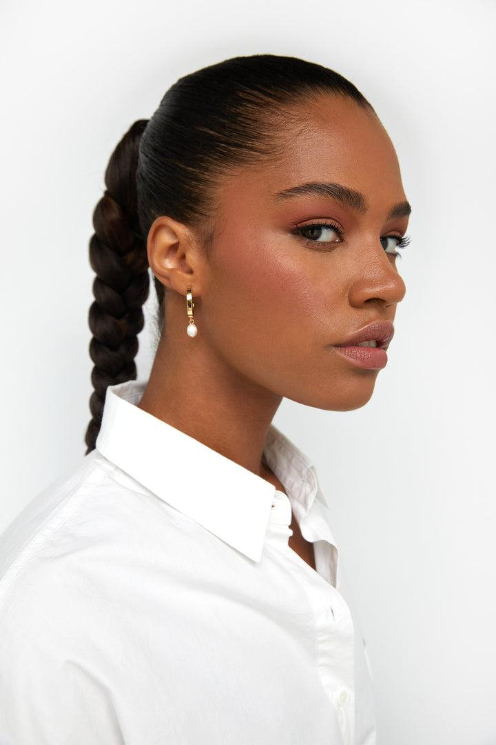 HOOP WITH PEARL in Gold — alternate angle