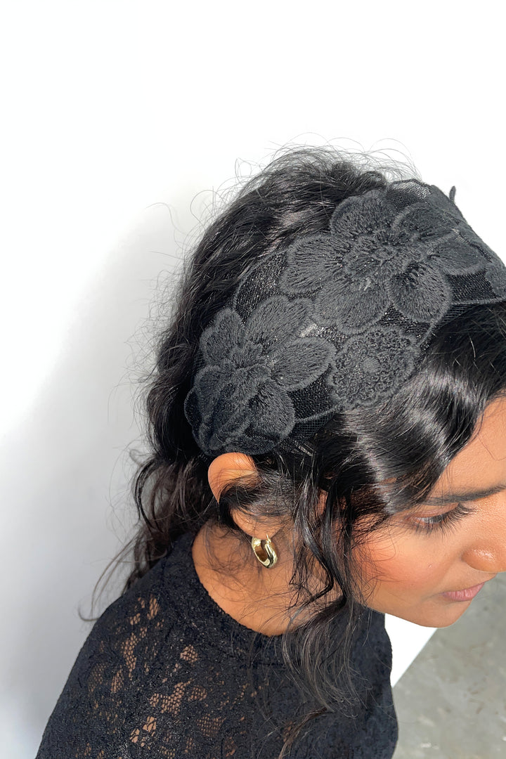 WIDE LACE HEADBAND in Black — alternate angle