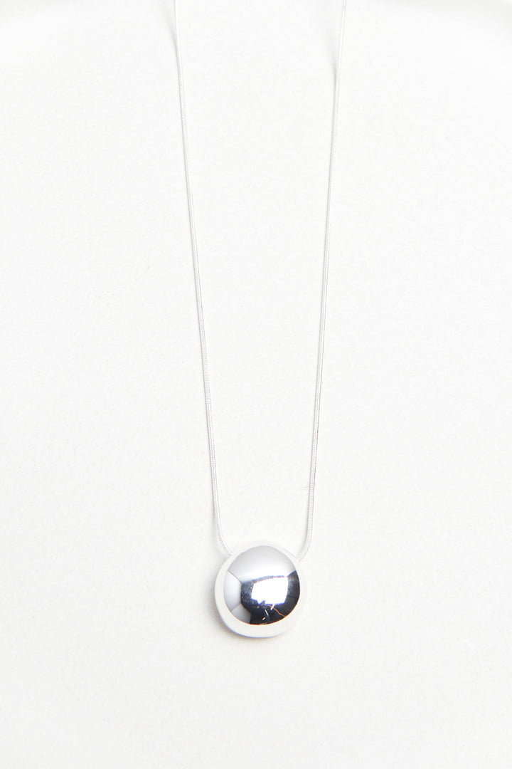 CHAIN NECKLACE WITH ROUND PENDANT in Silver — alternate angle