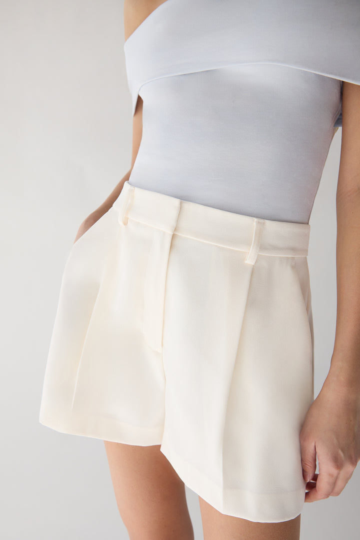 3" TAILORED SUITING SHORT in Cream — alternate angle