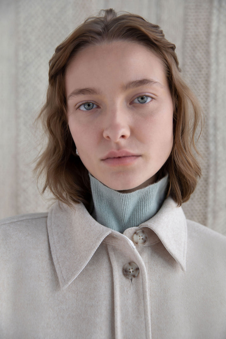 100% CASHMERE TURTLENECK SWEATER in Seagrass — alternate angle