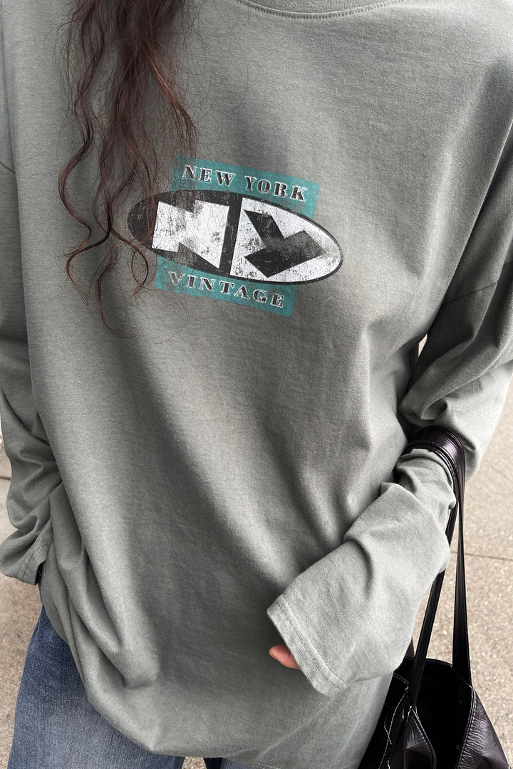 NEW YORK VINTAGE GRAPHIC TOP in Green — alternate angle