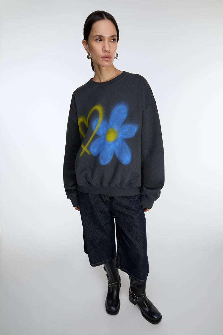 HEART AND FLOWER SPRAY PAINT EFFECT TOP in Charcoal — alternate angle