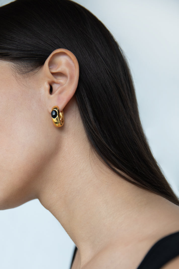 THICK HOOP EARRING WITH BLACK GEMSTONE