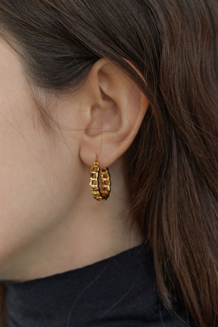 CURB CHAIN HOOP in Gold — alternate angle
