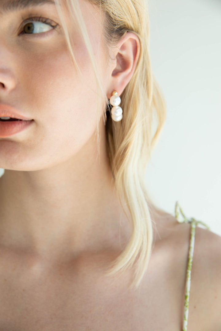 FIVE PEARL EARRING in Gold — alternate angle