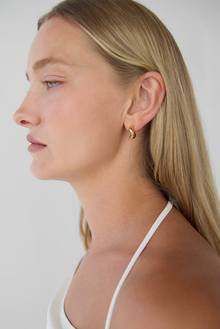 MINI CHUNKY ORGANIC WAVE EARRINGS in Gold — alternate angle