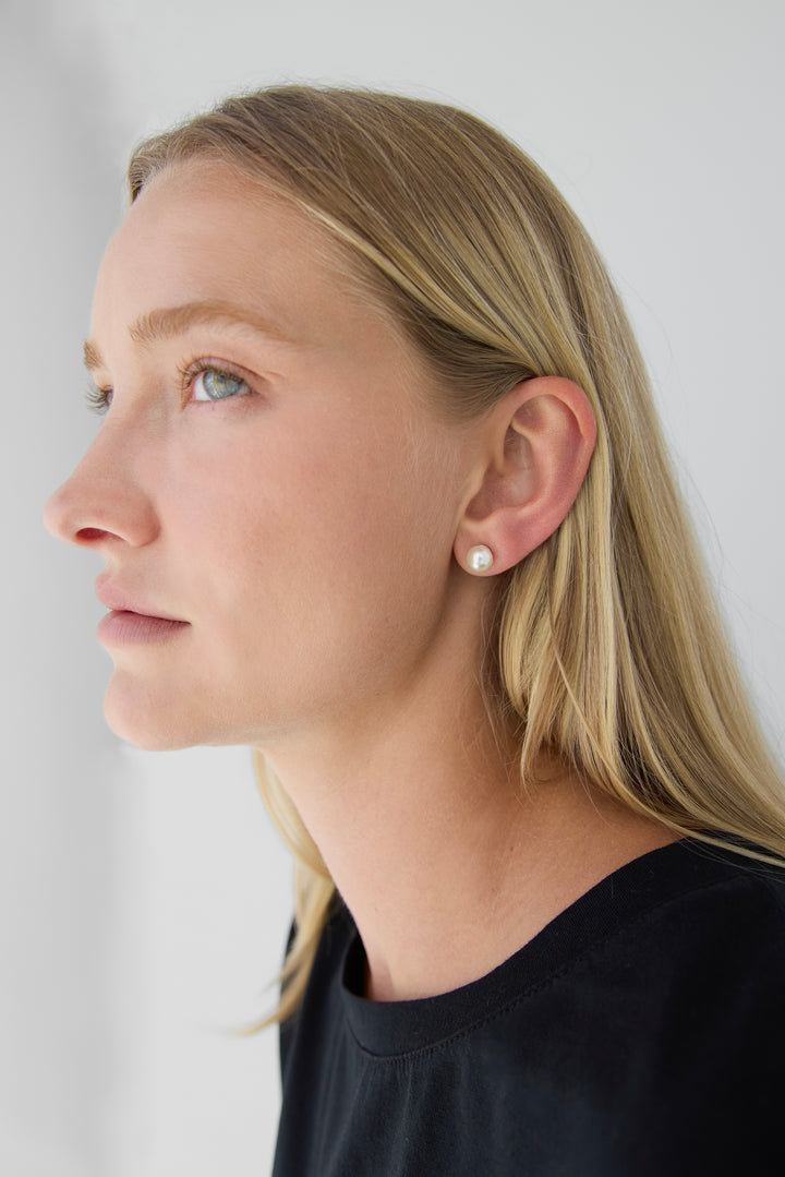 MINIMAL PEARL STUD EARRINGS in Pearl — alternate angle
