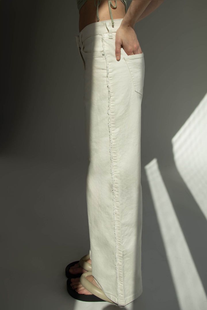 STRAIGHT LEG TWILL PANT WITH FRAYED SIDES