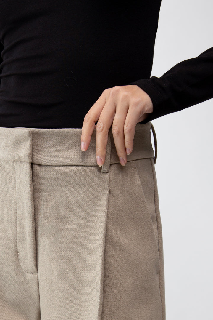 HIGH-RISE STRAIGHT LEG TROUSER WITH PLEATS