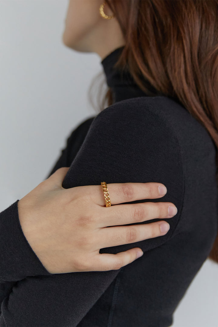 CURB CHAIN RING in Gold — alternate angle