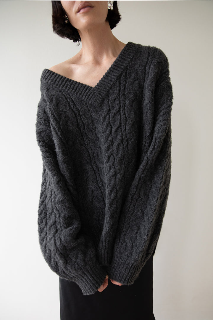 CABLE KNIT V-NECK SWEATER