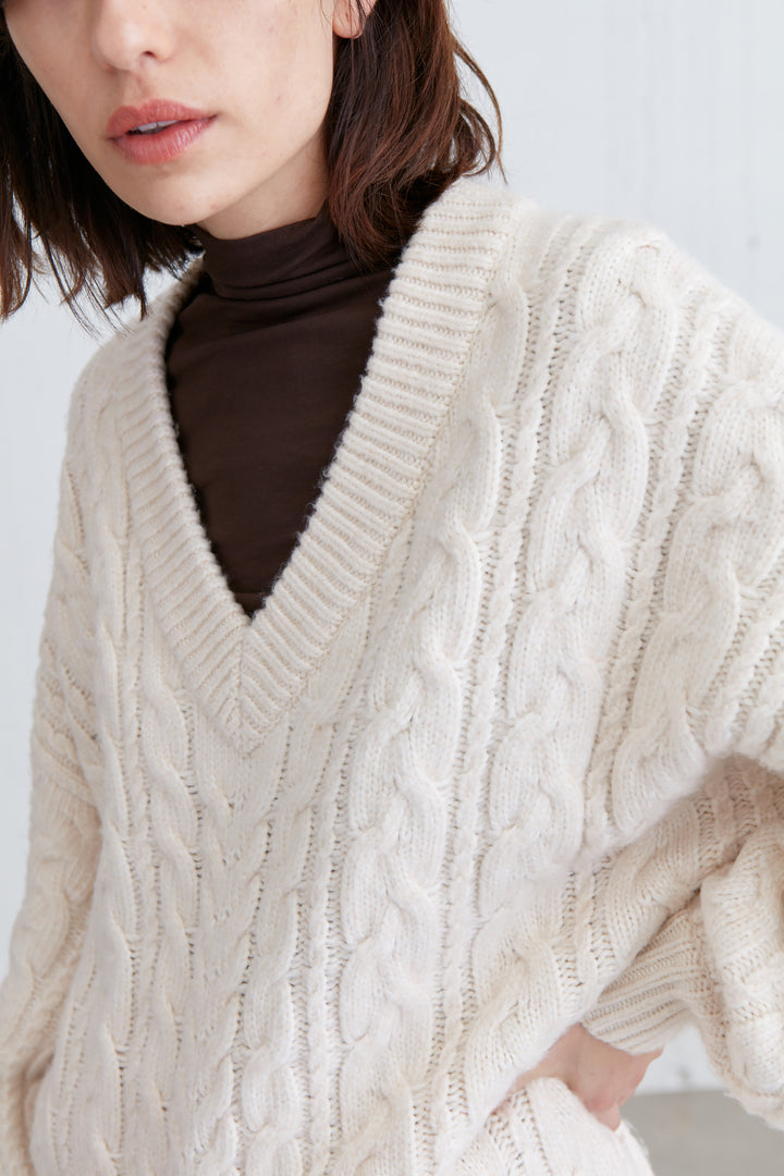 CABLE KNIT V-NECK SWEATER